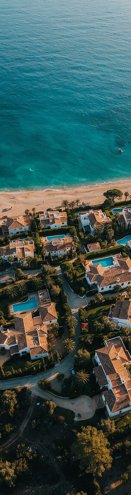 Vista aérea de la Costa del Sol al atardecer